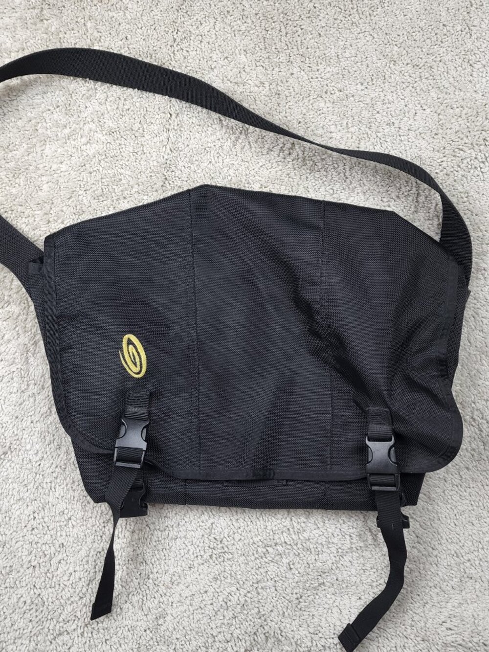 timbuk2 Classic Messenger Bag black Preowned Condition sling urban bike Commute